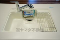 同仕様写真。広々とした凸型シンクに洗剤ポケットを標準装備。大きなお鍋など洗いやすいです。洗剤や石鹸、スポンジもすっきりできる収納付き。