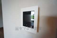 防犯性もばっちり、TVモニター付きインターフォン完備。大きなモニターで玄関先を確認できます。録画機能が付いているので不在時の訪問者も確認できて安心です^^