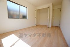 同仕様写真。明るい洋室です。ナチュラル色のフローリングで開放的な優しい雰囲気になっています＾＾ベッドや机、ＴＶを置いてもゆとりのある広さです。