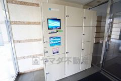 宅配ボックスも完備されています。留守の時も助かりますね。日中は管理人が在中しており安心です＾＾