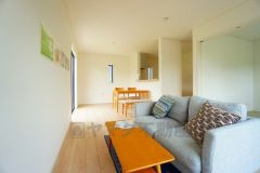 大きな窓のあるリビングは、陽光あふれる明るい空間です。居心地良く、ご家族皆がゆったり寛げる憩いの空間となりそうです。