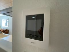 防犯性、セキュリティ対策に安心できるテレビモニター付きインターフォンです。セールスマン対策にもなり安心できます。