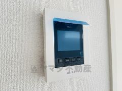 防犯性、セキュリティ対策に安心できるテレビモニター付きインターフォンです。セールスマン対策にもなり安心できます。