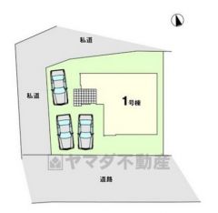 カースペースは停めやすい並列駐車3台付き。 ご夫婦で一台づつと、来客時も安心です。 敷地面積広々50坪。