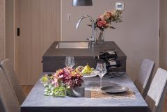 濃いグレーキッチンの存在感が引き立ちます＾＾