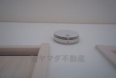 火災による煙や熱を感知して、警報音やブザー等で火災の発生を知らせてくれる火災警報器。
