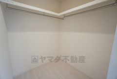 収納力豊富なウォークインクローゼット付き。洋服や小物などを1箇所にまとめて美しい収納を実現します。