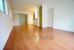 同仕様写真。家族が集まる開放的なリビング。約18帖の大空間で毎日のお食事が楽しみです＾＾思い思いの時間を過ごしたり、家族みんなで食事をしたり、素敵な団らんの場になりますね。