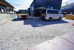 カースペースは並列駐車2台＾＾ご夫婦で1台ずつ所有出来ます＾＾スーパーまで徒歩7分。生活用品に困りません＾＾