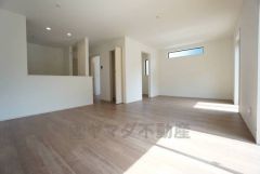 家族が集まる開放的なリビング。思い思いの時間を過ごしたり、家族みんなで食事をしたり、素敵な団らんの場になりますね。