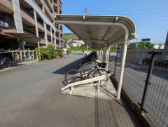 共用部。自転車置き場。西鉄バス「原田駅前」停徒歩10分。