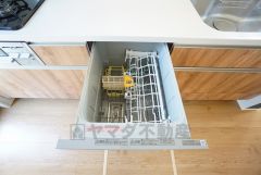 ビルトインタイプで、キッチンと同じカラーにすることにより一体感を持たせることができます。乾燥機能が備わっているため家事の時間が短縮できます。
