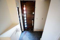 同仕様写真。たっぷり収納できるシューズボックスです。家族全員の靴がきれいに整頓できます。棚の上にお花や写真を飾っても良いですね。