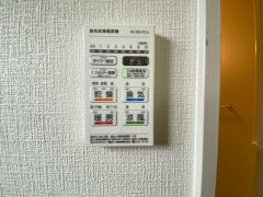 雨の日の洗濯も安心できる浴室暖房乾燥機付き浴室。リモコンで操作もボタン1つで簡単。 浴室暖房乾燥機には、暖房、乾燥、涼風、換気の4つの機能が付いています。タイマー付きです。