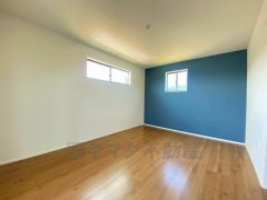 住む人のこだわりを活かす洋室＾＾日当たりがよく、寝室としての利用もおすすめ。広めのクローゼットもあり荷物もすっきり片付けれ、ゆとりのある暮らしが出来ます＾＾