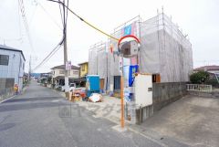 道幅が広く、車通勤の方や買い物などでの車の出し入れも楽々できて嬉しいですね。