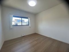 住む人のこだわりを活かす洋室＾＾日当たりがよく、寝室としての利用もおすすめ。WICもあり荷物もすっきり片付けられ、ゆとりのある暮らしが出来ます＾＾