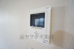 防犯性もばっちり、TVモニター付きインターフォン完備。大きなモニターで玄関先を確認できます。録画機能が付いているので不在時の訪問者も確認できて安心です^^