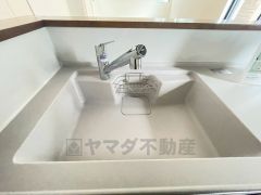 同仕様写真。広々とした凸型シンクに洗剤ポケットを標準装備。大きなお鍋など洗いやすいです。洗剤や石鹸、スポンジもすっきりできる収納付き。