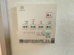 雨の日の洗濯も安心できる浴室暖房乾燥機付き浴室。リモコンで操作もボタン1つで簡単。 浴室暖房乾燥機には、暖房、乾燥、涼風、換気の4つの機能が付いています。タイマー付きです。