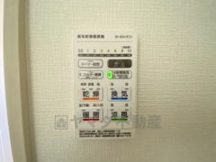 雨の日の洗濯も安心できる浴室暖房乾燥機付き浴室。リモコンで操作もボタン1つで簡単。 浴室暖房乾燥機には、暖房、乾燥、涼風、換気の4つの機能が付いています。タイマー付きです。