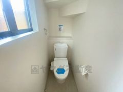 温水洗浄機付トイレです。節水機能もあるので、安心して使えますね。もちろん、1階2階の2ヶ所にトイレがあるので、忙しい朝にもゆとりができますね。