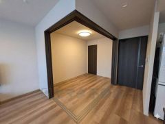 リビング横の洋室です＾＾クローゼット付き。洋服や小物などを1箇所にまとめて美しい収納を実現します。