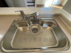 広々とした凸型シンクに洗剤ポケットを標準装備。大きなお鍋など洗いやすいです。洗剤や石鹸、スポンジもすっきりできる収納付き。