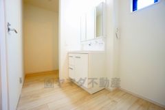 収納が隠れて使いやすい、シャワー付き三面鏡洗面ドレッサーです。朝の準備もぬかりなくできます。