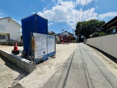 前面道路は公道南西側3.4ｍ。 大型車などの通行が無く小さなお子様がいるご家庭でも安心です＾＾