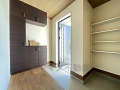 たっぷり収納できるシューズボックスです。家族全員の靴がきれいに整頓できます。棚の上にお花や写真を飾っても良いですね。