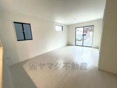 夏は強い日差しをカット、冬は暖かな遮熱高断熱型Low-Eガラスを採用。夏の強い日差しを約60%カットし、冷房効果を高めます。紫外線もカットするため紫外線による日焼けも抑制。