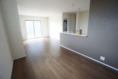 大きな窓のあるリビングは、陽光あふれる明るい空間です。居心地良く、ご家族皆がゆったり寛げる憩いの空間となりそうです。