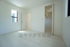 収納力豊富なウォークインクローゼット付き。洋服や小物などを1箇所にまとめて美しい収納を実現します。
