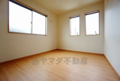 同仕様写真。2面採光を確保した明るい室内は、風通しも良く、大変居心地の良い空間となっております。爽やかな風を感じて起きる朝は、快適生活の始まりに。