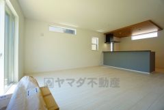 対面式キッチンを中心としたリビングダイニングで家族の会話が弾みそうです。