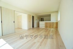 家族が集まる開放的なリビング。約18帖の大空間で毎日のお食事が楽しみです＾＾思い思いの時間を過ごしたり、家族みんなで食事をしたり、素敵な団らんの場になりますね。