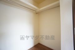 ハンガーパイプ付で散らかりがちな洋服類もきれいに整理できます。使用頻度が少ないものは枕棚の上に、足元には3段ボックスを置いて、フル活用できるクローゼットです＾＾