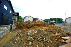 コンビニまで徒歩4分。スーパーまで徒歩6分。ドラッグストア徒歩5分。