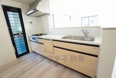 対面式カウンターキッチンでお子様の様子が見守れます。カウンタートップは耐熱性に優れており、日ごろのお掃除もふき取るだけでＯＫ。ステンレスシンクも簡単にお掃除できますよ。