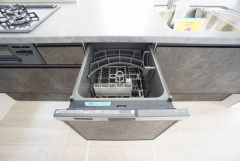 家事の時間が短縮できる食器洗浄乾燥機付。後片付けもラクラクです。 食器を洗う手間が減るので家族とのコミュニケーションの時間や自分の時間が増えますね。