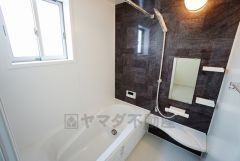 同仕様写真。1日の疲れを癒すくつろぎのバスルーム。足を伸ばしてもゆったりと入れるサイズです。お子様と一緒にお風呂に入っても狭くないですね^^