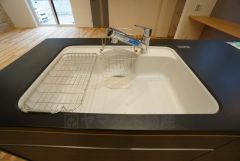 広々とした凸型シンクに洗剤ポケットを標準装備。大きなお鍋など洗いやすいです。洗剤や石鹸、スポンジもすっきりできる収納付き。