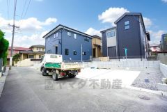 前面道路は西側約4.6ｍ、南側約6.7ｍ。 交通量が少なく小さなお子様がいるご家庭でも安心です＾＾