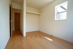 明るい洋室です。ナチュラル色のフローリングで開放的な優しい雰囲気になっています＾＾ベッドや机、ＴＶを置いてもゆとりのある広さです。