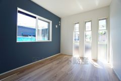 2面採光を確保した明るい室内は、風通しも良く、大変居心地の良い空間となっております。爽やかな風を感じて起きる朝は、快適生活の始まりに。