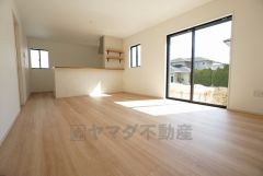 同仕様写真。対面式キッチンを中心としたリビングダイニングで家族の会話が弾みそうです。