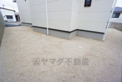 駐車スペースとは別にお庭もついております。広さも十分あるので、ガーデニングやBBQなど楽しみの増えるお庭です＾＾