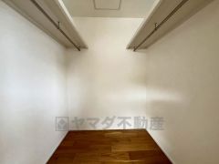 収納力豊富なウォークインクローゼット。洋服や小物などを1箇所にまとめて美しい収納を実現します。