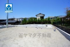 敷地面積74坪。スーパー、コンビニまで徒歩10分圏内とお買い物が便利＾＾ お庭付きで楽しみが広がります＾＾